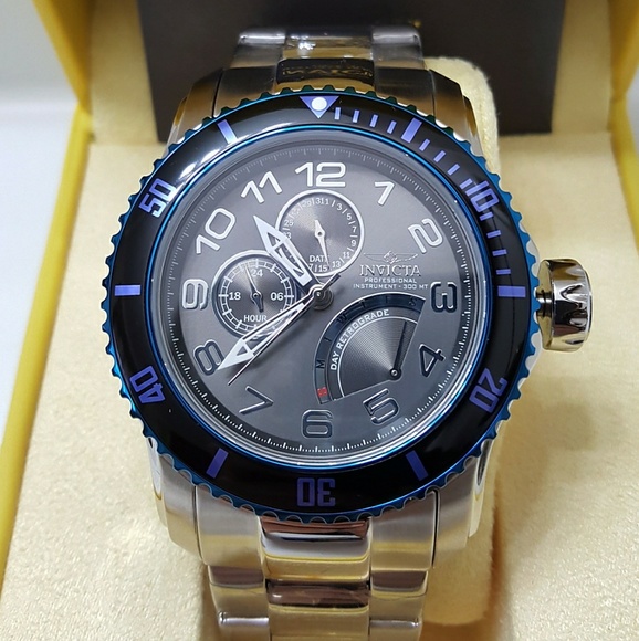 Big sale$1000 Invicta carbon watch.(FIRM)